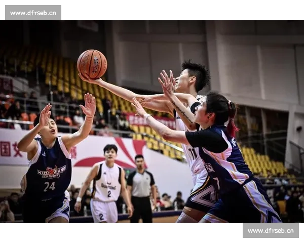 篮球赛场激情瞬间与精彩进球点燃观众热情的魅力分析 篮球赛场激情瞬间与精彩进球点燃观众热情的魅力分析